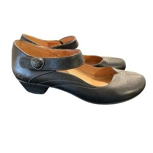 Taos  Samba Black Leather Mary Jane Shoes. Size 8